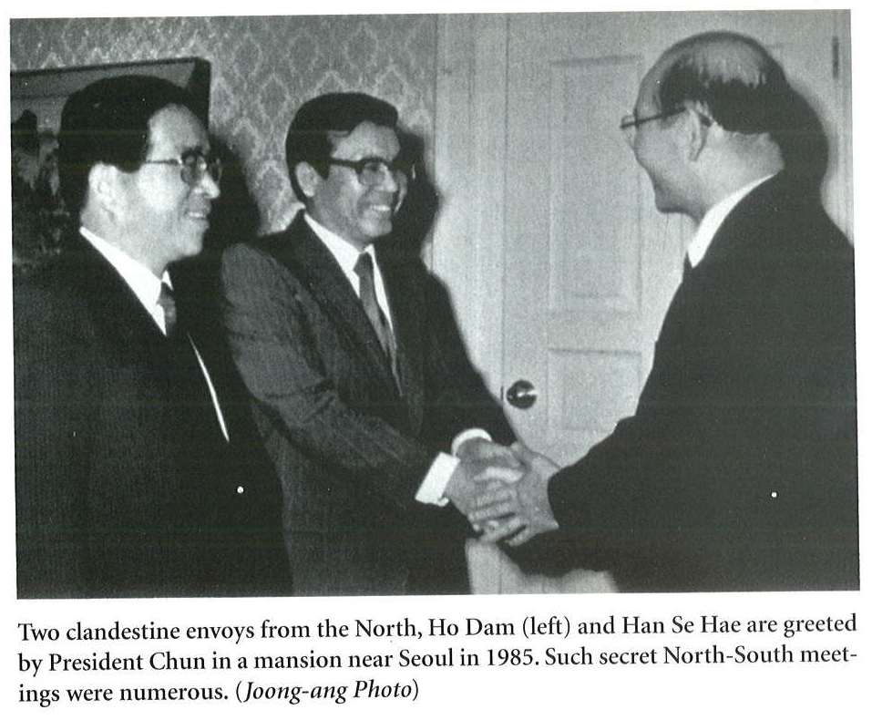 Ho Dam (left) and Han Si Hae with Chun Doo Hwan at a secret meeting in