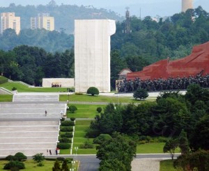 Cloth-covered statues of Kim Il Sung and Kim Jong Il, September 2012 (Photo: © Rudiger Frank 2012)