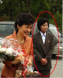 Madame Park Geun-hye (l) and Kim Song Hye (r) in Pyongyang in May 2002. Image: Yonhap News.