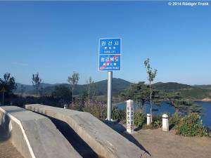 Entering Rason coming from Chongjin feels a bit like leaving North Korea. Buses, guides and driver are changed, passports are requested. (Photo: Rüdiger Frank)