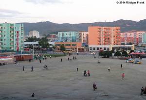Rason’s Central Square is typical for a provincial city in North Korea. Slogans and daily life are like everywhere else. Except that foreigners are allowed a much closer interaction with locals. (Photo: Rüdiger Frank)
