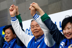 Kim Chong-in, interim leader of the main  opposition Minjoo Party of Korea, attends a rally for the April 13 parliamentary elections  in Seoul, South Korea, April 12, 2016 (Photo: REUTERS/Kim Hong-Ji)