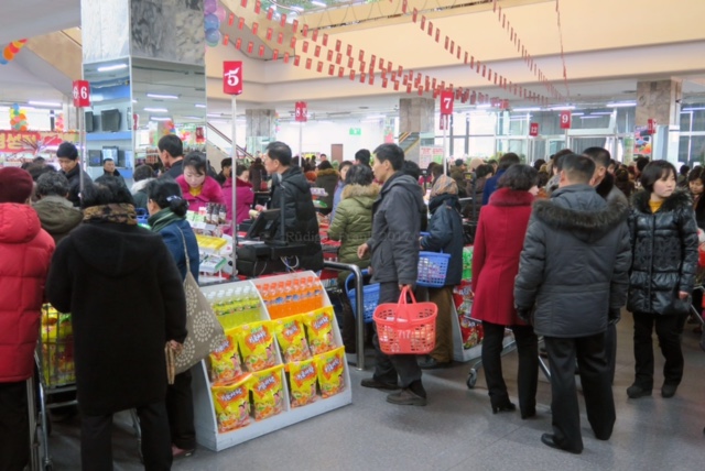 Checkout at the Kwangbok Area Shopping Center.(Photo: Ruediger Frank)